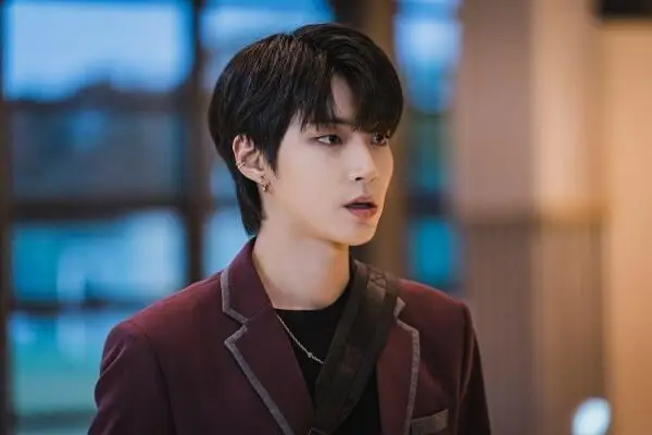 Cha Eun-woo dan Hwang In-yeop dalam drama True Beauty