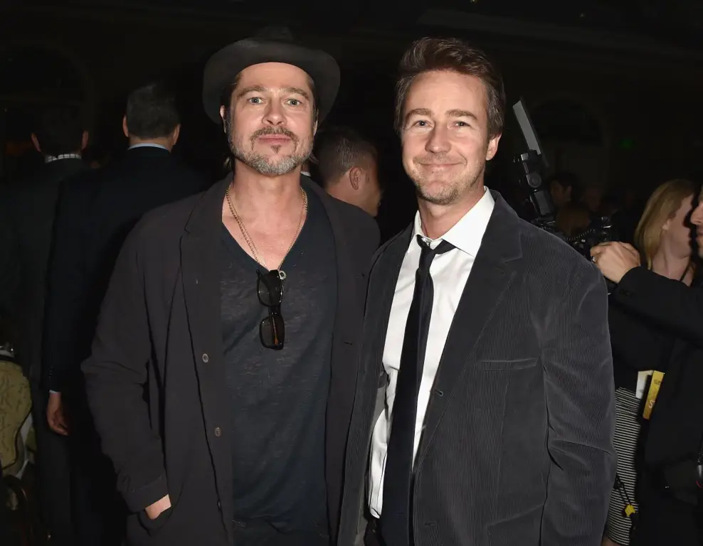 Edward Norton dan Brad Pitt dalam film Fight Club