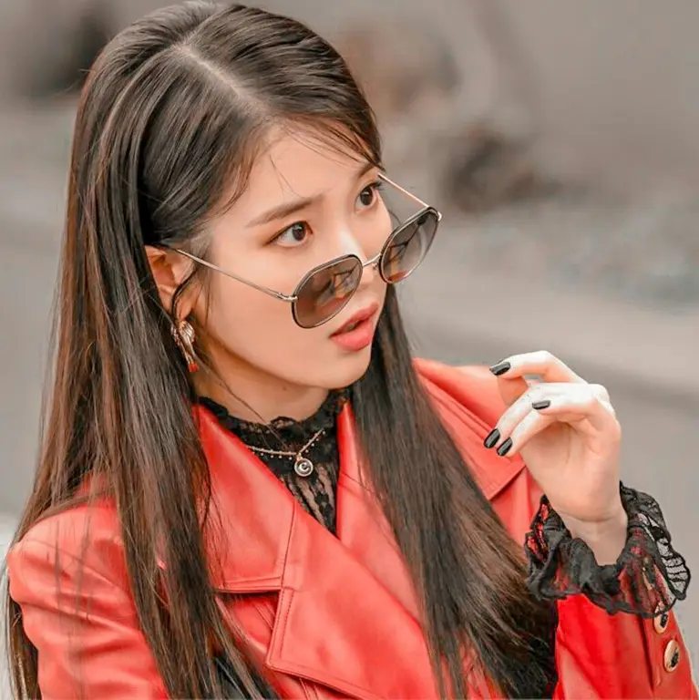 IU sebagai Jang Man Wol di Hotel Del Luna