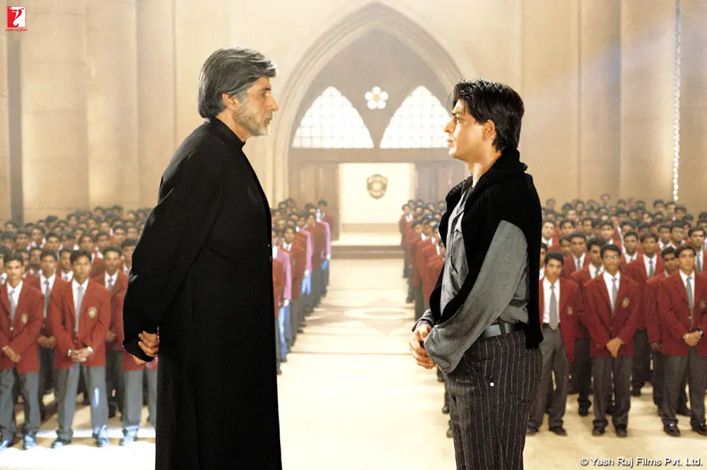 Shah Rukh Khan dan Amitabh Bachchan dalam film Mohabbatein