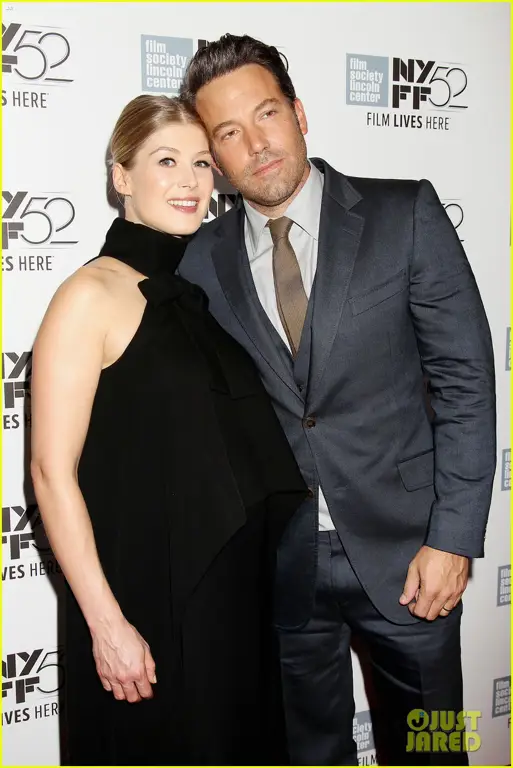 Adegan Ben Affleck dan Rosamund Pike dalam film Gone Girl