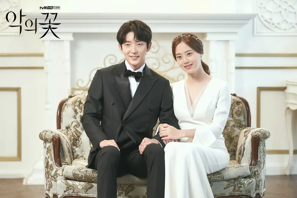 Lee Joon Gi dan Moon Chae Won dalam drama Flower of Evil