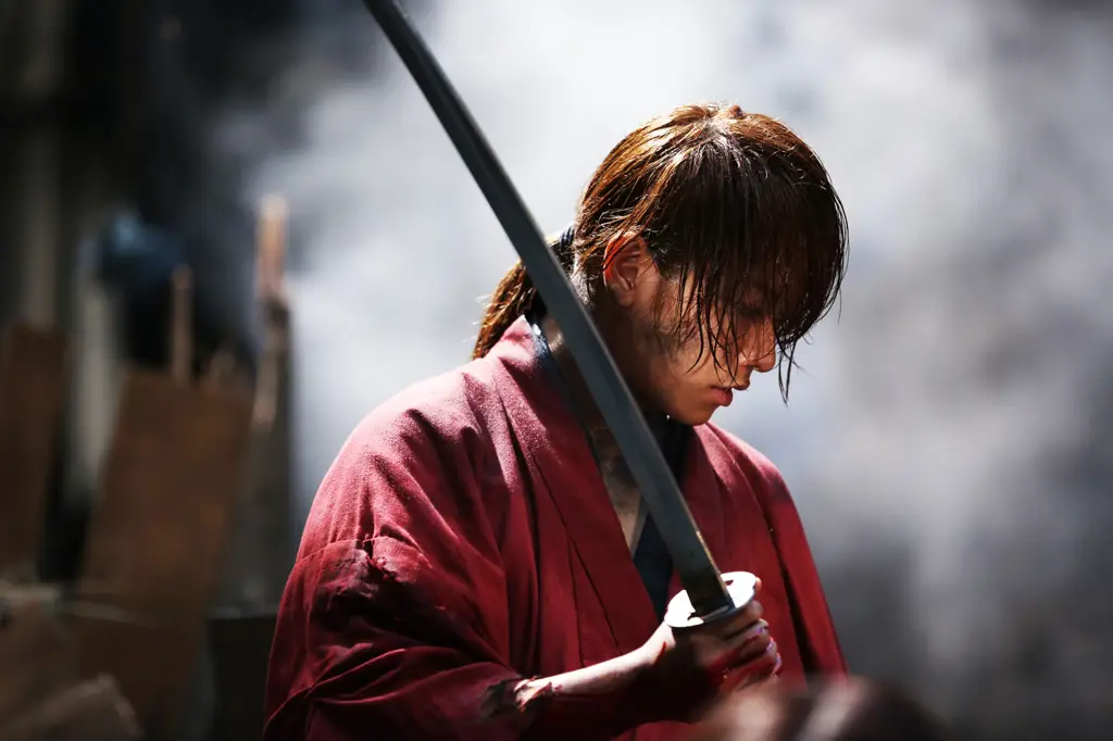 Adegan pertarungan dalam film Rurouni Kenshin 2021