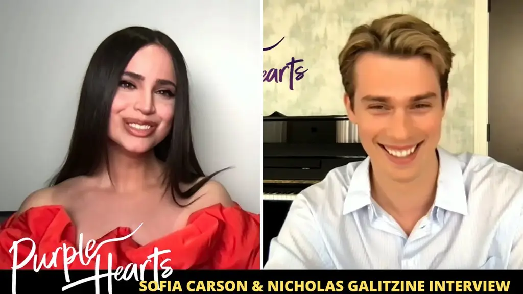 Sofia Carson dan Nicholas Galitzine dalam adegan Purple Hearts