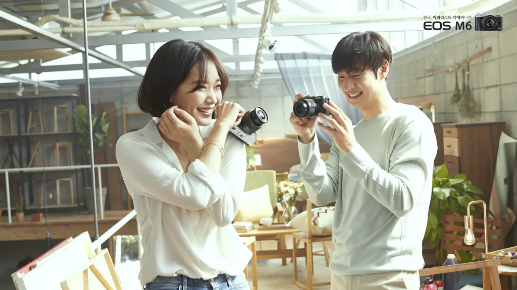 Lee Je Hoon dan Shin Min Ah dalam sebuah adegan drama