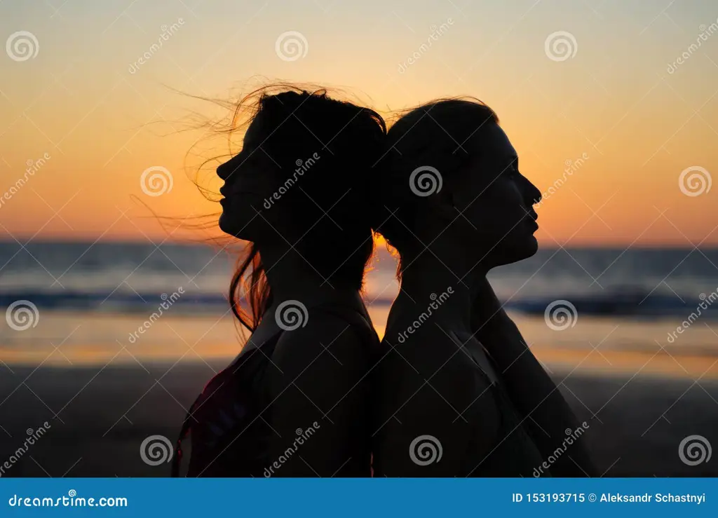 Gambar pasangan lesbian dalam adegan romantis