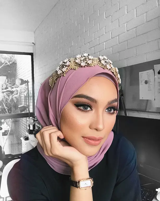 Contoh aksesoris hijab yang simpel dan stylish