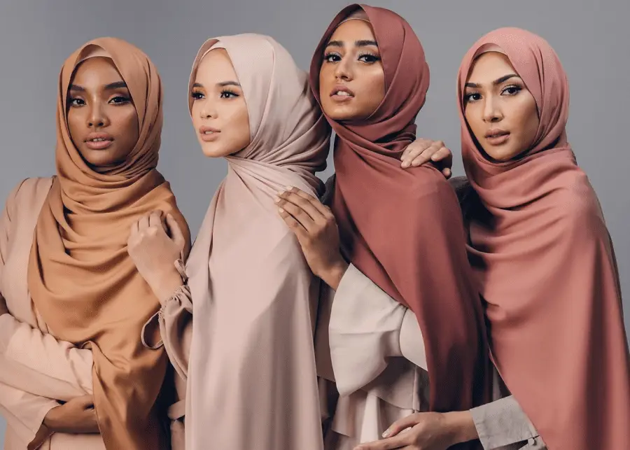 Contoh aksesoris yang cocok untuk outfit smart casual wanita hijab