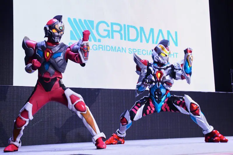 Adegan pertarungan Gridman melawan monster