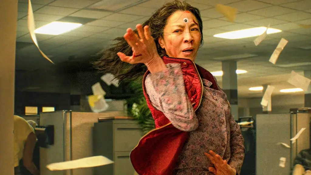 Michelle Yeoh sebagai Evelyn di film Everything Everywhere All at Once