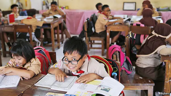 Siswa SMA di Jakarta sedang belajar