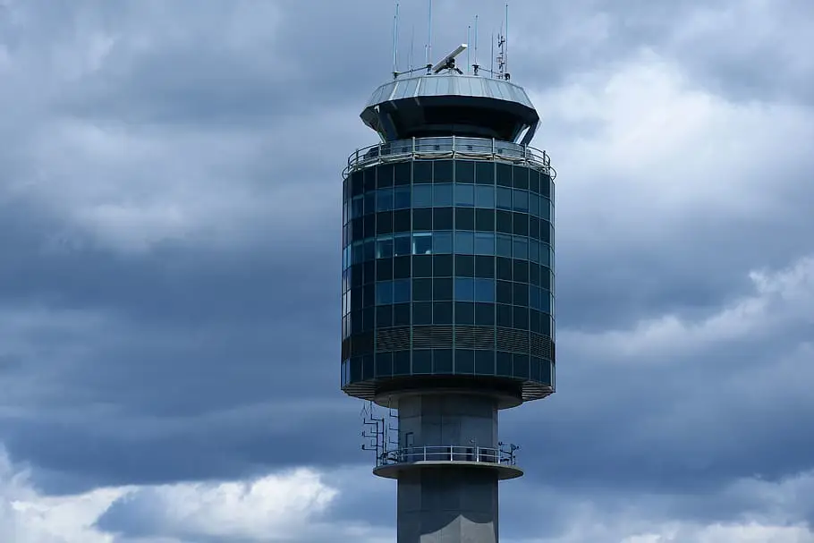 Menara pengawas bandara dengan pesawat terbang