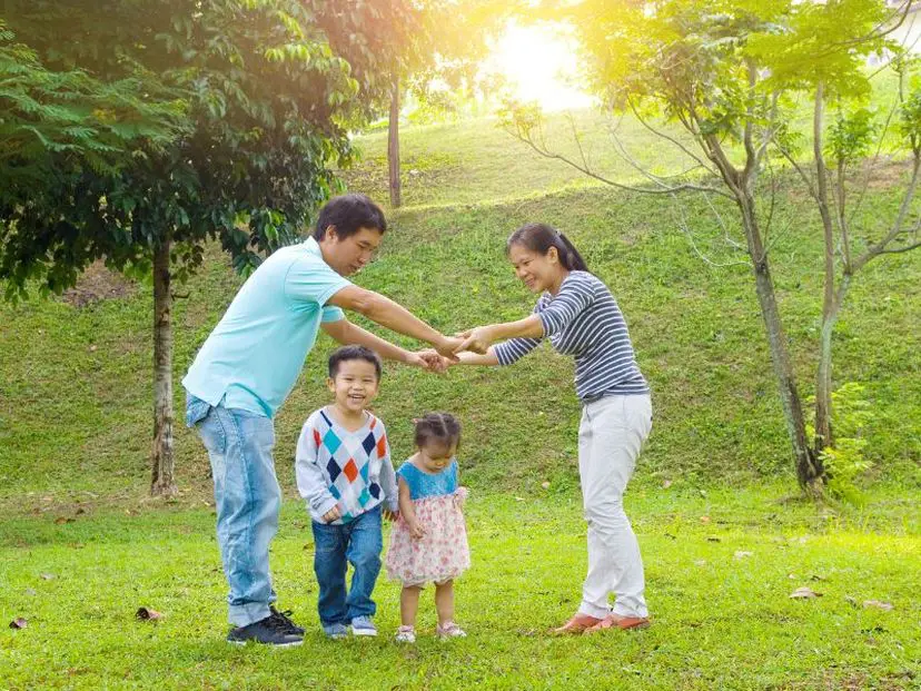 Gambar keluarga melakukan aktivitas positif bersama