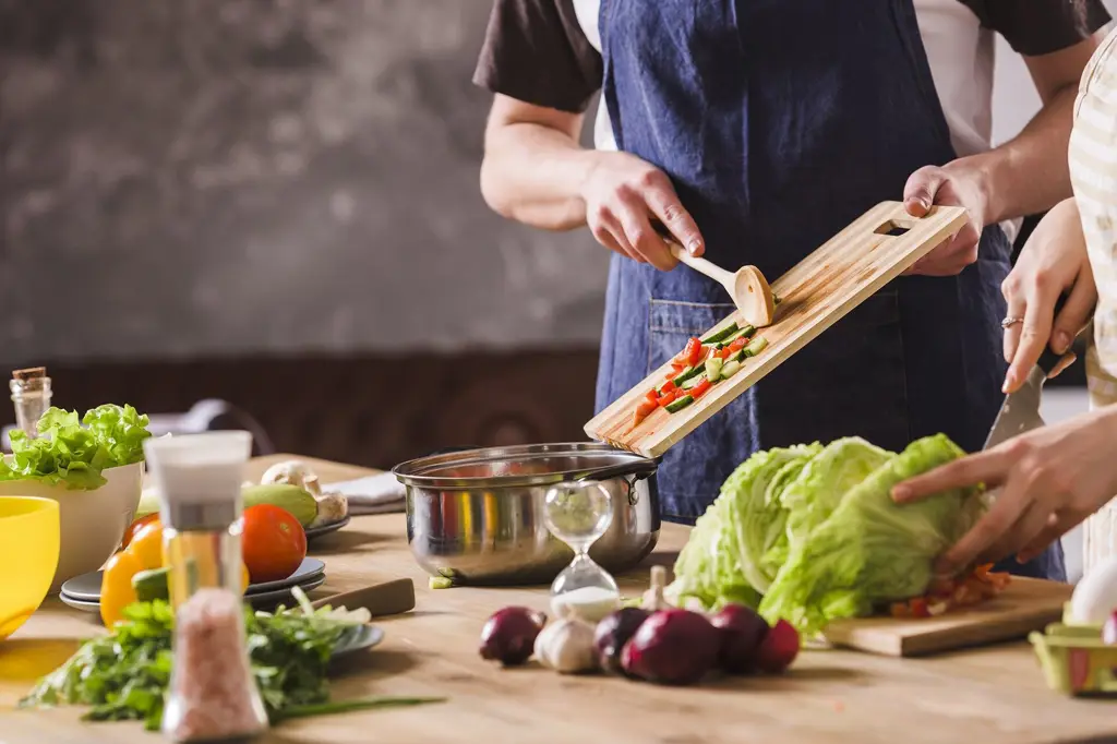 Orang-orang memasak di dapur