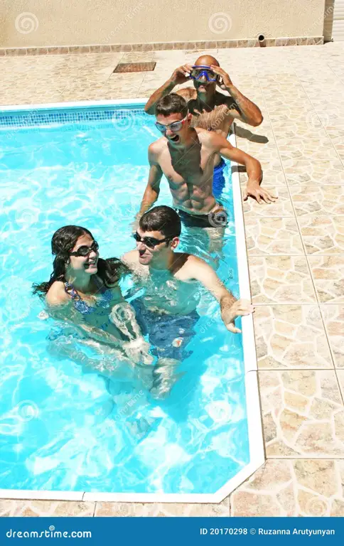 Orang-orang berenang di kolam renang