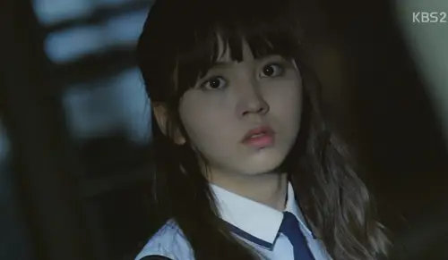 Kim So-hyun sebagai pemeran utama di School 2015