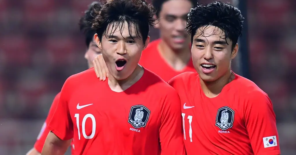 Pemain Korea Selatan U23 sedang melakukan tendangan