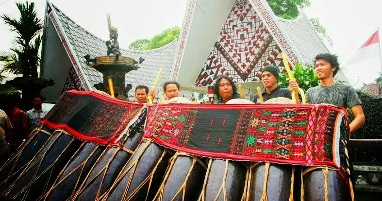 Berbagai alat musik tradisional Indonesia yang digunakan dalam musik Indo Desah