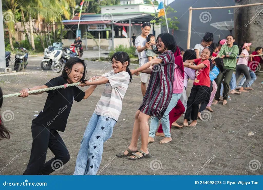 Anak-anak Indonesia bermain permainan tradisional