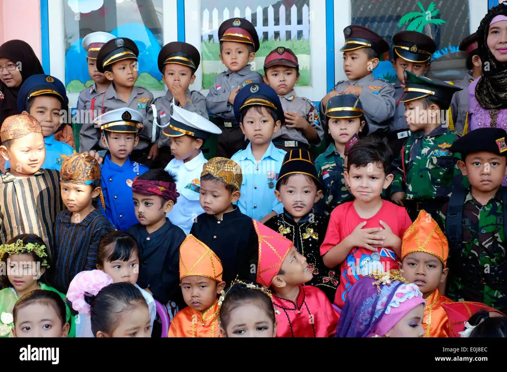 Anak-anak sekolah Indonesia sedang beraktivitas positif