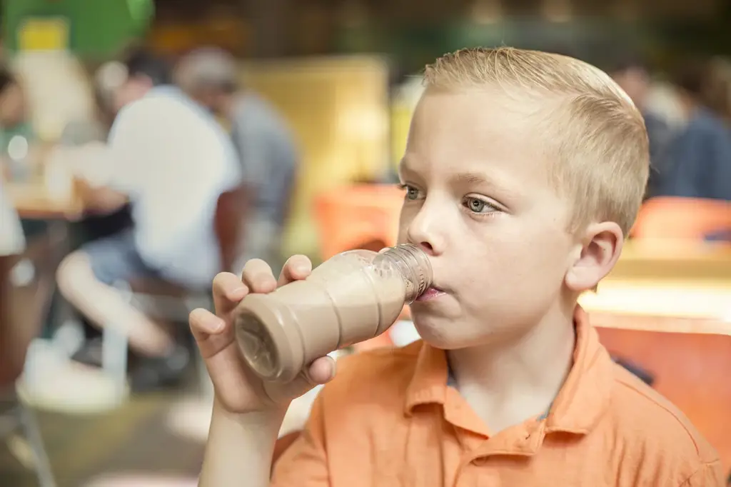 Anak-anak yang sedang minum susu