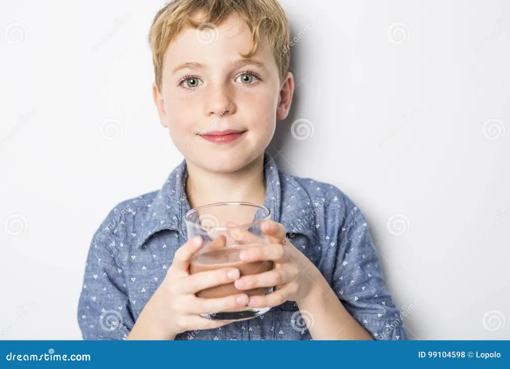 Anak-anak bahagia sedang minum susu