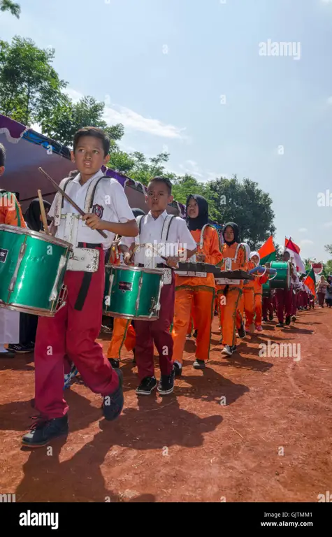 Anak-anak sekolah di Indonesia sedang belajar