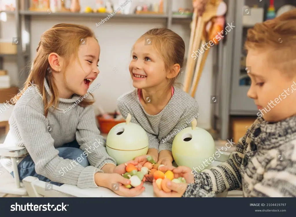 Gambar anak-anak yang bermain bersama dengan gembira.