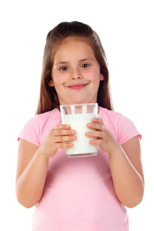 Gambar anak bahagia sedang minum susu