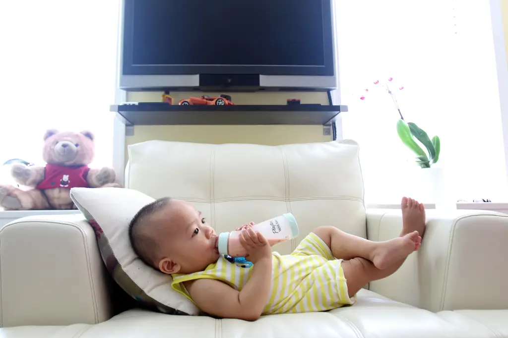 Anak yang bahagia sedang minum Pediasure