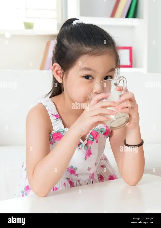 Gambar anak yang gembira sedang minum susu