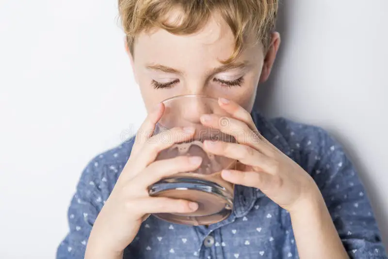 Anak yang gembira minum susu