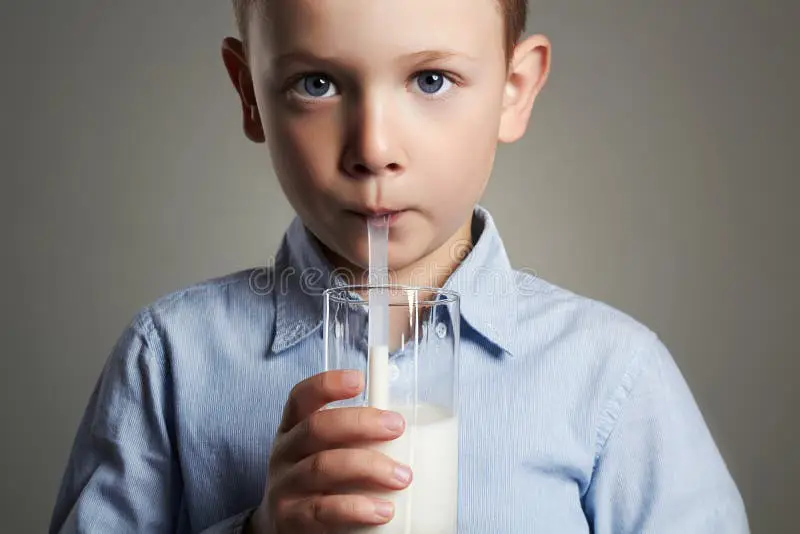 Anak-anak bahagia sedang minum susu