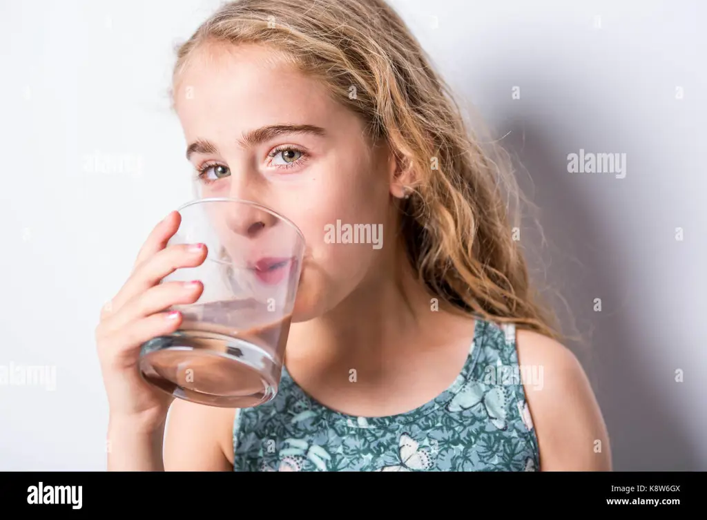 Anak bahagia sedang minum susu