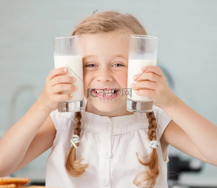 Anak yang gembira minum susu