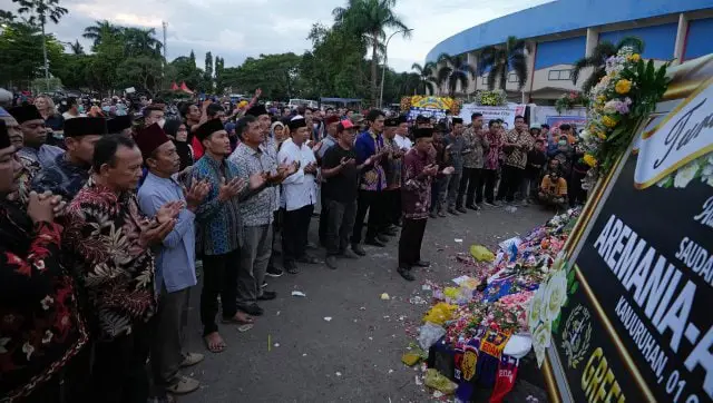 Stadion penuh dengan penonton sepak bola Indonesia