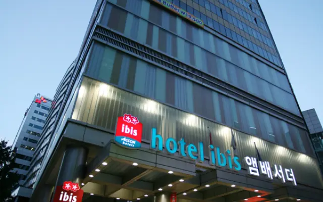 Tampak luar hotel ibis budget Seoul yang modern