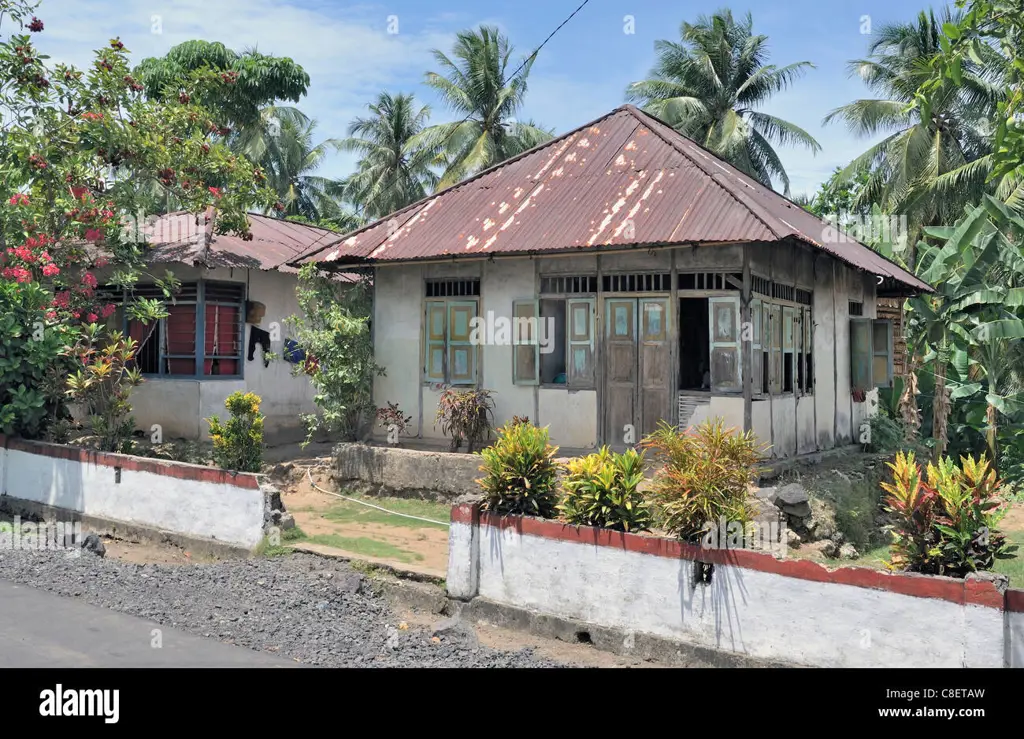 Rumah tradisional Indonesia di pedesaan