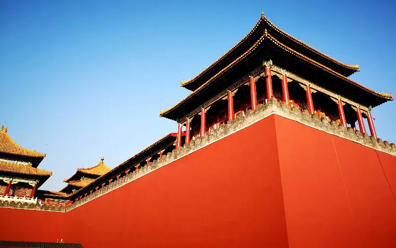 Gambar bangunan-bangunan tradisional China dengan atap melengkung.