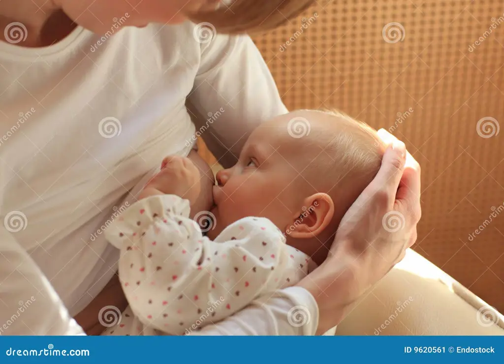 Ibu dan bayi sedang menyusui