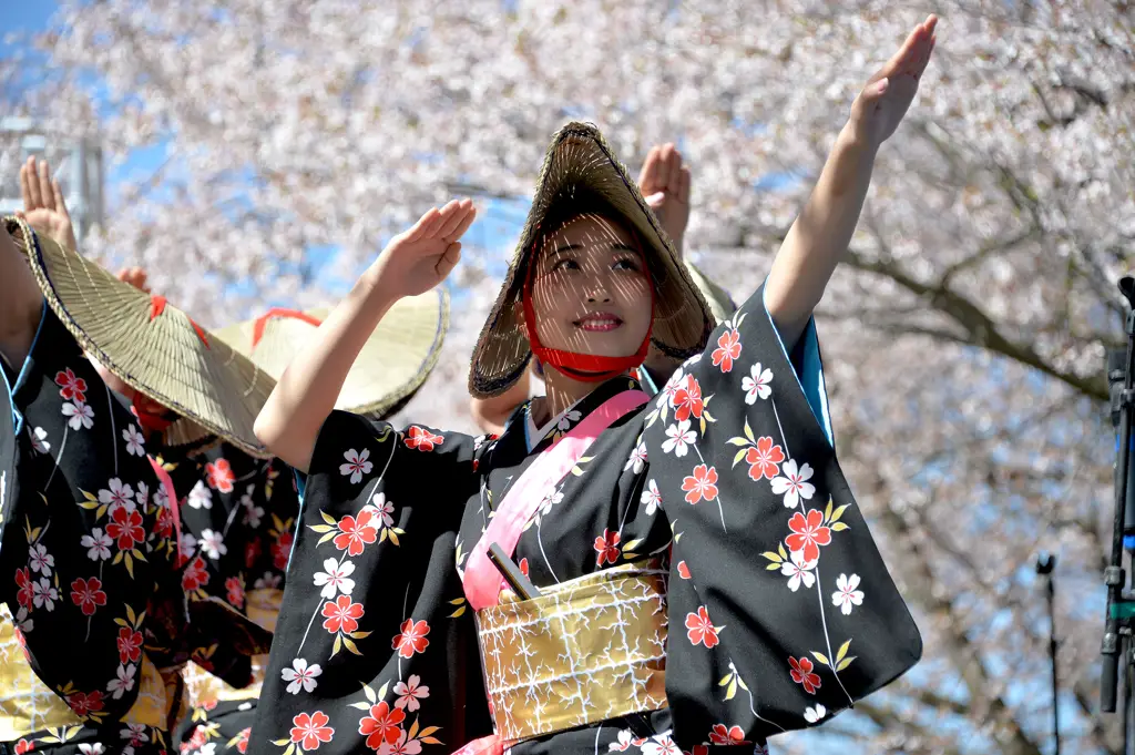 Gambar yang menampilkan aspek positif budaya Jepang