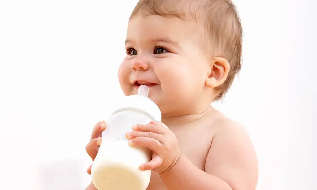 Bayi sedang minum susu