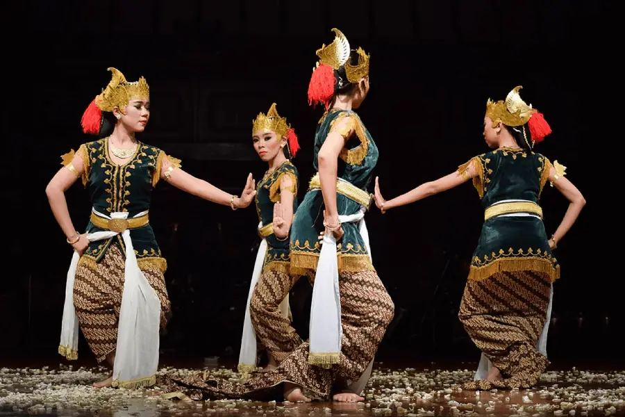 Pertunjukan tari tradisional Indonesia