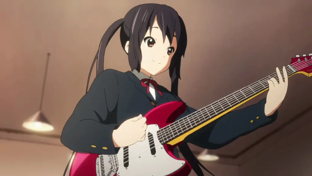 Gambar Azusa Misaki sedang memainkan gitar