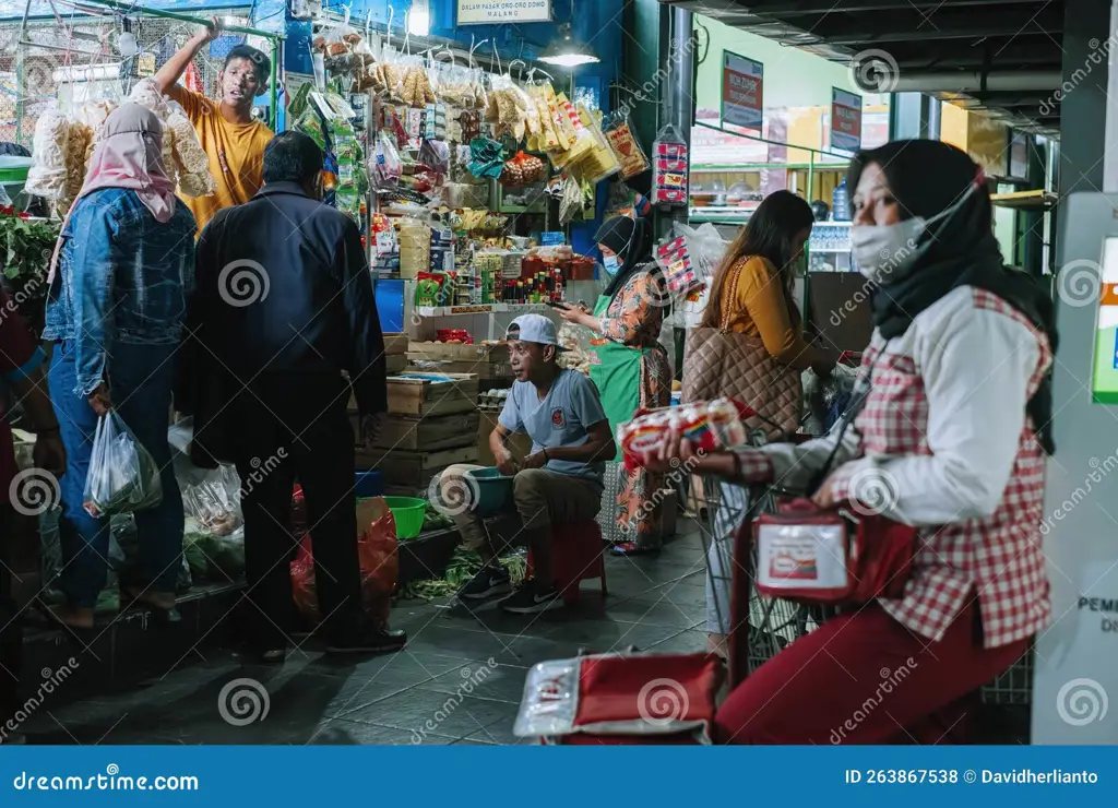 Gambar pasar tradisional Indonesia tempat bahan-bahan Rejoso Manis Indo dijual.