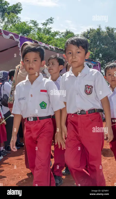 Anak-anak sekolah Indonesia sedang belajar