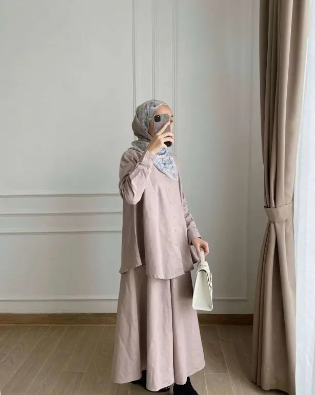 Pasangan dengan baju lamaran hijab bernuansa warna tanah