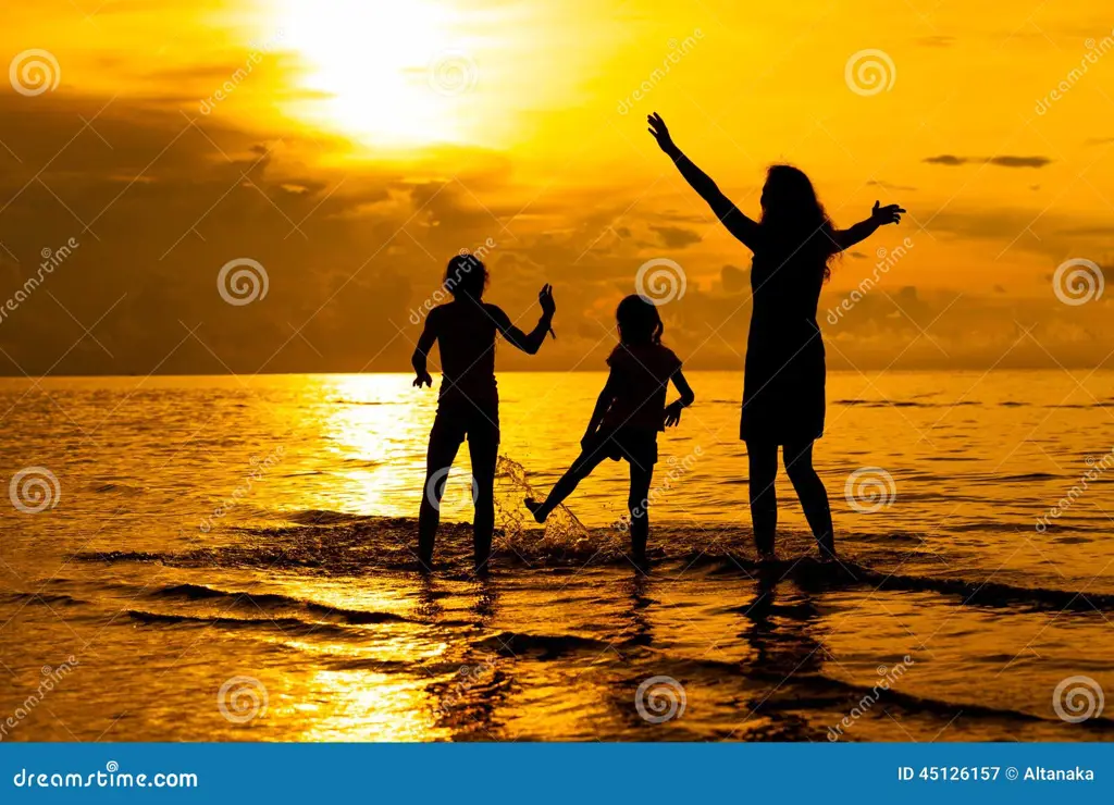 Keluarga bahagia bermain di pantai