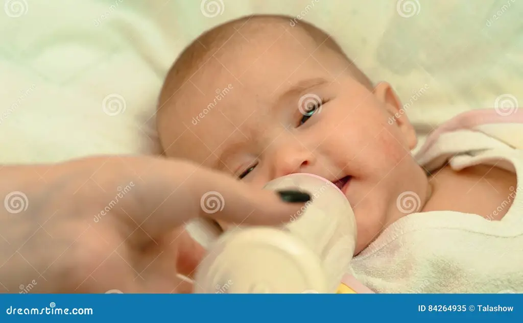 Bayi baru lahir sedang minum susu