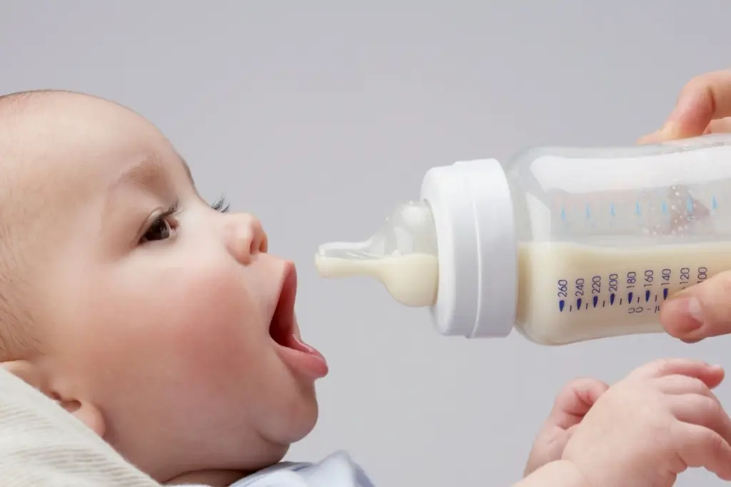 Bayi sedang minum susu